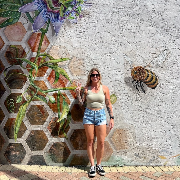 Meet your Posher, Amanda - Picture 1 of 7